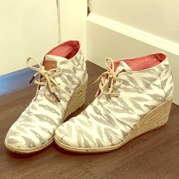 Grey and White TOMS platforms - Picture 1 of 2